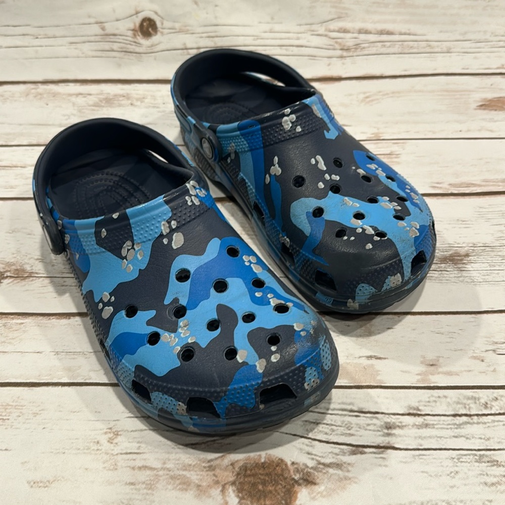 Crocs blue camo